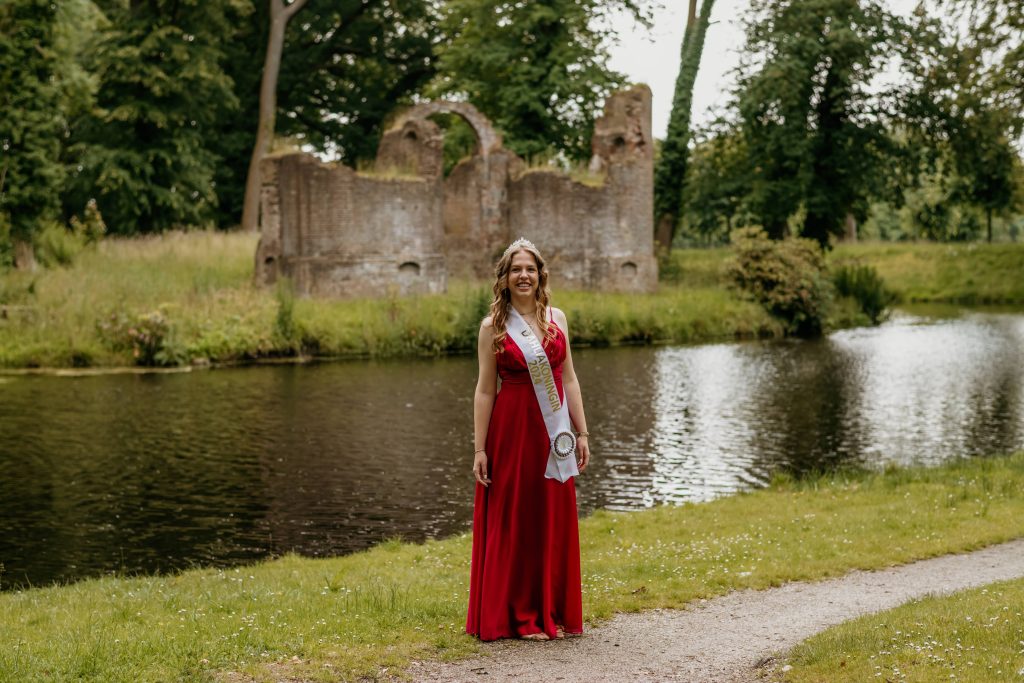 Corso Vollenhove 2024 - Marieke Tromp Trouwfotograaf - Dahliakoningin Michasia Vos 2024