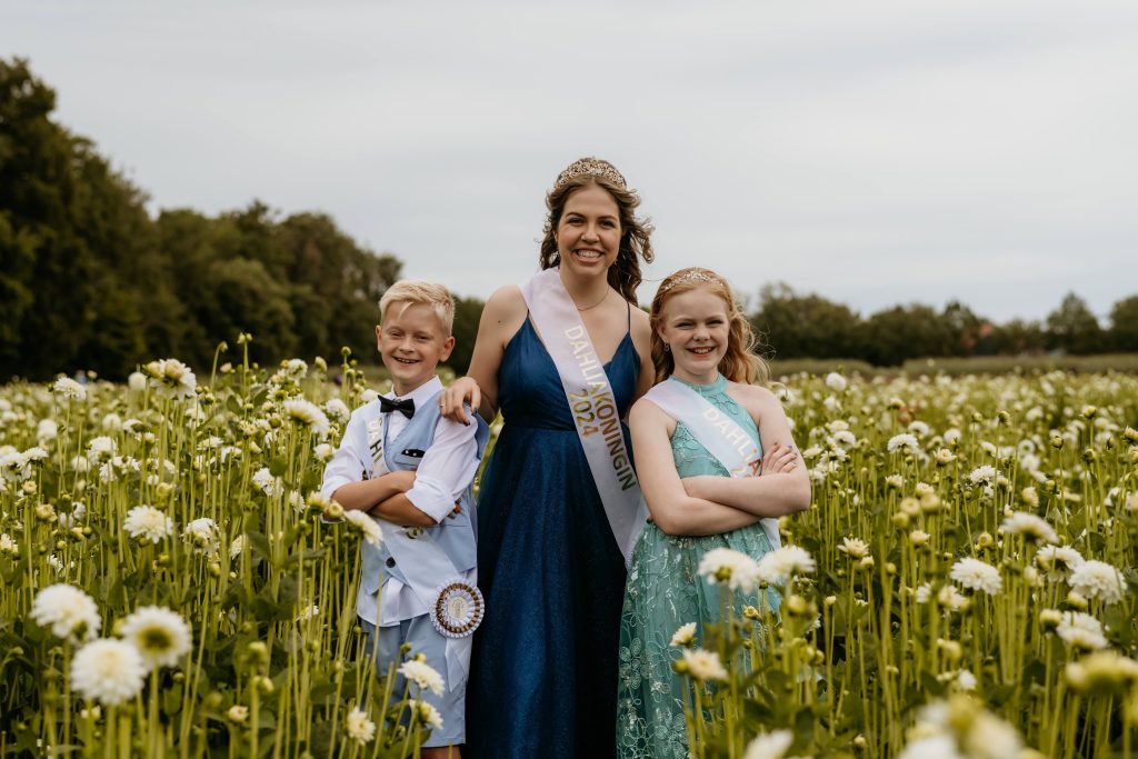 Corso Vollenhove 2024 - Marieke Tromp Trouwfotograaf - Dahliakoningin Michasia Vos, Dahliaprinses Emma Jongman en Dahliaprins Gijs Pasman