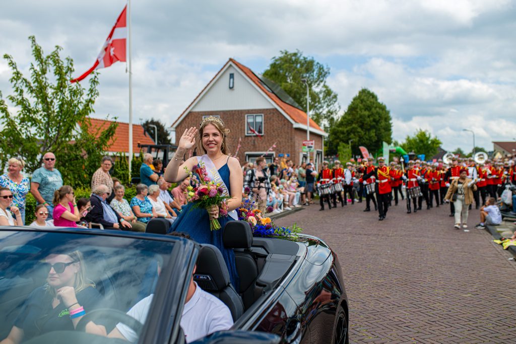 Corso Vollenhove 2024 - Dahliakoningin Michasia Vos - Marieke Tromp Trouwfotograaf